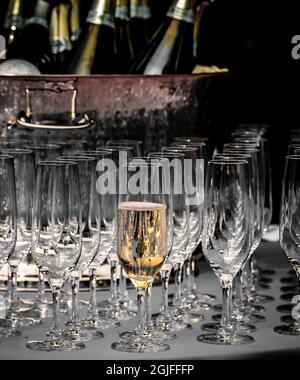 USA, Washington State, Woodinville. Sekt und Gläser bereit zum Gießen bei der Spendenveranstaltung in Woodinville. Stockfoto