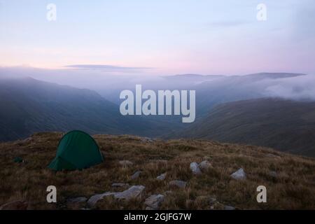 Ein Zelt auf Tongue Head mit Blick auf das Langstrath Valley im englischen Lake District Stockfoto