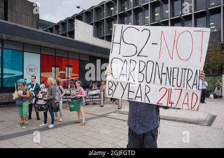 London, Großbritannien. 9. September 2021: Umweltaktivisten protestieren gegen die HS2-Linie und fordern die Regierung auf, „die Notbremse zu ziehen“ bei der Projektversammlung in der St. Pancras New Church zum Bahnhof Euston zu marschieren. Kredit: Picture Capital/Alamy Live Nachrichten Stockfoto