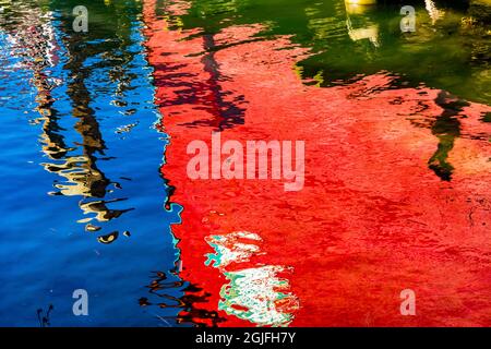 Rot blau grün Wasser Reflexion abstrakt Waterfront Swinomish Channel La Conner Skagit County, Washington State. Stockfoto