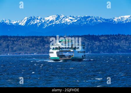 Washington State Ferry Olympic Mountains, Edmonds, Washington State. Die Fähre kommt am Hafen am Puget Sound an. Stockfoto