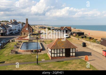 Aldeburgh Sea Front zeigt Elizabethan Moat House und Model Yacht Pond Stockfoto