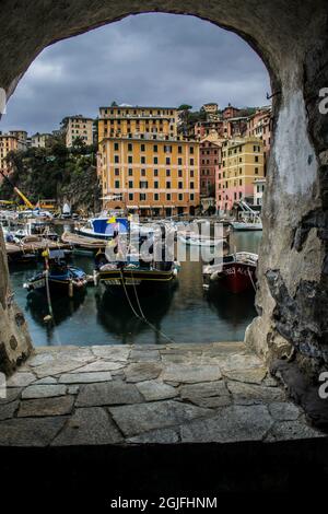 CAMOGLI, ITALIEN - 27. Jan 2018: Viele geparkte Boote und Yachten inPorticciolo di Camogli Marina in Camogli, Italien Stockfoto