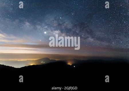 Die Milchstraße ist unsere Galaxie und unser zodiakales Licht. Dieses astronomische Langzeitfoto Stockfoto