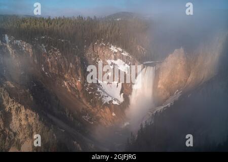 USA, Wyoming, Yellowstone National Park. Sonnenaufgang Nebel und Wasserfall im Grand Canyon des Yellowstone. Stockfoto