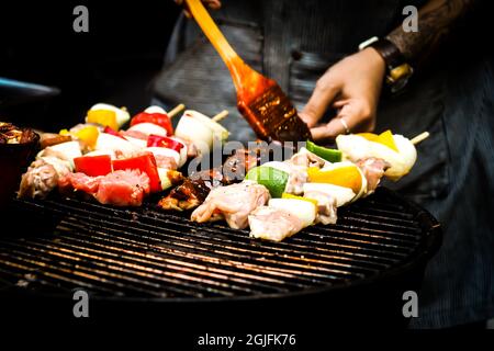 Sommer oder Frühling Grill im Freien Nahaufnahme köstlichen Gourmet Grill auf Holz Schneidebrett am Tisch. Stockfoto