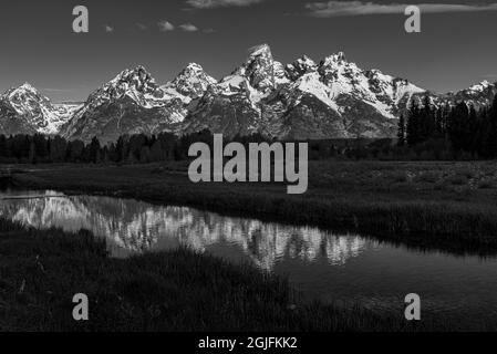 Grand Teton National Park, Schwarz-Weiß-Spiegelung der Teton Mountains in der Nähe von Jackson Hole, Wyoming Stockfoto