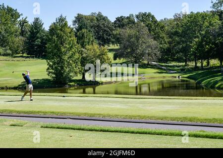 Missouri, Usa. 9. September 2021: 9. September 2021: Ein Golfer schlägt am 5. Loch während des Pro-am-Tages des Ascension Charity Classic ab, der im Norwood Hills Country Club in Jennings, MO, abgehalten wird Richard Ulreich/CSM Credit: CAL Sport Media/Alamy Live News Stockfoto