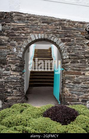 Steinerner Torbogen und Stufen, die vom Küstenpfad zum Hotel Terrace im italienischen Dorf Portmerion in Gwynedd, Nordwales, führen Stockfoto