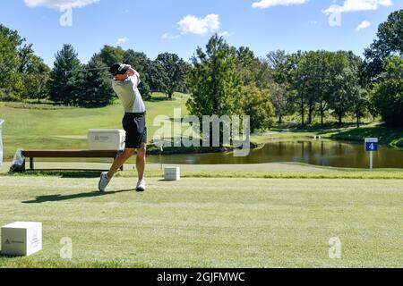 Missouri, Usa. 9. September 2021: 9. September 2021: Kevin Sutherland schlägt am 5. Loch während des Pro-am-Tages des Ascension Charity Classic im Norwood Hills Country Club in Jennings, MO ab Richard Ulreich/CSM Credit: CAL Sport Media/Alamy Live News Stockfoto