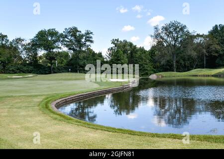 Missouri, Usa. 9. September 2021: 9. September 2021: Beim Pro-am-Tag des Ascension Charity Classic, der im Norwood Hills Country Club in Jennings, MO, abgehalten wird, sitzt neben dem 4. Green eine Wassergefahr Richard Ulreich/CSM Credit: CAL Sport Media/Alamy Live News Stockfoto