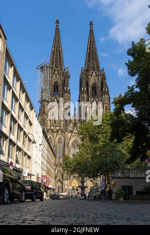 Der Dom erhebt sich in Köln vor blauem Sommerhimmel Stockfoto