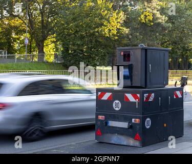 Die mobile Radarkamera steht auf der Straßenkurve in Köln und wartet auf unvorsichtige Fahrer Stockfoto