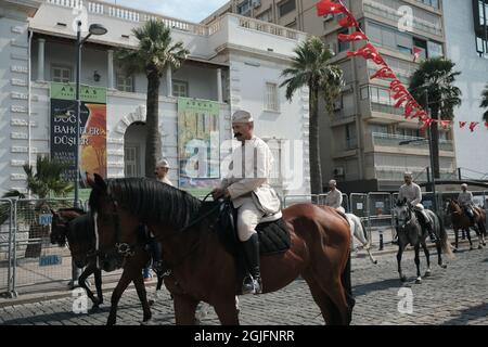 Izmir feiert den 99. Jahrestag seiner Befreiung von der Besatzung. Der Unabhängigkeitstag von Izmir ist ein Gedenktag, der in der Türkei am 9. September gefeiert wird. Es erinnert an die Befreiung von Smyrna (ızmir) von der griechischen Besatzung durch Mustafa Kemal Atatürk im Jahr 1922. Menschen feiern den 9. September im Stadtteil Alsancak der Stadt. Airshows, Paraden von Kavalleries und Militärshows. Stockfoto