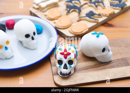 Tag der Toten in Mexiko. Dekorationsprozess der Schädel für den Tag der Toten. Speicherplatz kopieren. Mexikanische Party. Handgefertigt. Stockfoto