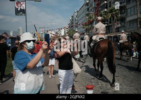 Izmir feiert den 99. Jahrestag seiner Befreiung von der Besatzung. Der Unabhängigkeitstag von Izmir ist ein Gedenktag, der in der Türkei am 9. September gefeiert wird. Es erinnert an die Befreiung von Smyrna (ızmir) von der griechischen Besatzung durch Mustafa Kemal Atatürk im Jahr 1922. Menschen feiern den 9. September im Stadtteil Alsancak der Stadt. Airshows, Paraden von Kavalleries und Militärshows. Stockfoto