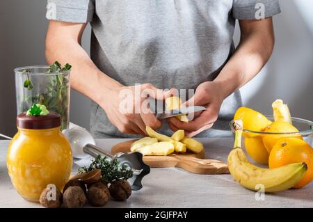 Den Ingwer in Scheiben schneiden. Die Früchte für den Ingwer in Scheiben schneiden. Heilende Droge. Vorderansicht. Stockfoto