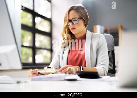 Auditor, Der Finanzaudit Und Steuerbetrug Mit Lupe Führt Stockfoto