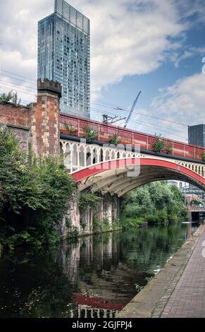 Brücke über den Bridgewater-Kanal im Stadtteil Castlefield von Manchester, England, Großbritannien, mit dem Beetham Tower im Hintergrund Stockfoto