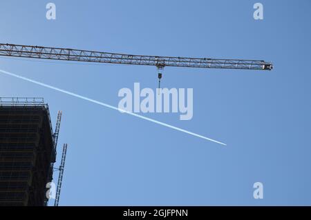 Ein Passagierflugzeug, das den Steglitzer Kreisel-Turm in Steglitz, Berlin, verlässt - 9. September 2021. Stockfoto