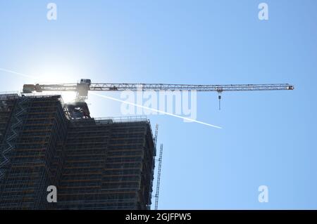 Ein Passagierflugzeug, das den Steglitzer Kreisel-Turm in Steglitz, Berlin, verlässt - 9. September 2021. Stockfoto