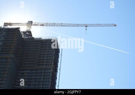 Ein Passagierflugzeug, das den Steglitzer Kreisel-Turm in Steglitz, Berlin, verlässt - 9. September 2021. Stockfoto