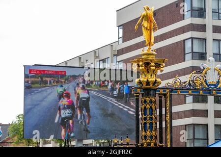 Warrington Ceshire, England, Tour of Britain - Etappe 5. - 09. September 2021: Warrington Golden Gates (die Ziellinie) zeigt ein Live-Update des Rennens Credit: John Hopkins/Alamy Live News Stockfoto