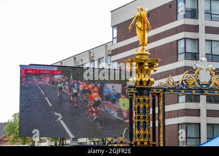 Warrington Ceshire, England, Tour of Britain - Etappe 5. - 09. September 2021: Warrington Golden Gates (die Ziellinie) zeigt ein Live-Update des Rennens Credit: John Hopkins/Alamy Live News Stockfoto