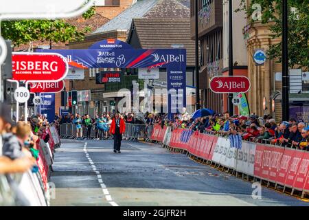 Warrington Ceshire, England, Tour of Britain - Etappe 5. - 09. September 2021: Massen warten auf die Ziellinie Credit: John Hopkins/Alamy Live News Stockfoto