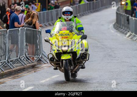 Warrington Ceshire, England, Tour of Britain - Etappe 5. - 09. September 2021: Polizei-Motorradfahrer, die die Straße räumen, bevor die Rennfahrer erscheinen Kredit: John Hopkins/Alamy Live News Stockfoto