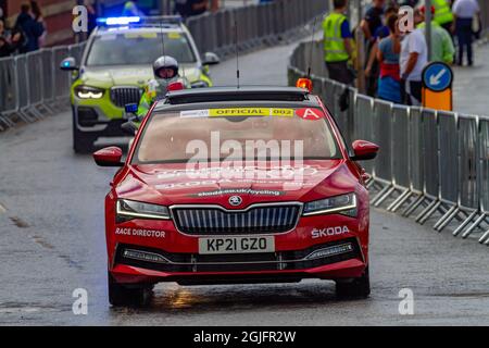 Warrington Ceshire, England, Tour of Britain - Etappe 5. - 09. September 2021: Der offizielle Renndirektor und die Polizei räumen die Straße, bevor die Rennfahrer erscheinen Kredit: John Hopkins/Alamy Live News Stockfoto