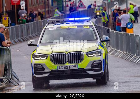 Warrington Ceshire, England, Tour of Britain - Etappe 5. - 09. September 2021: Ein BMW Polizeiauto mit blauem Blinklicht macht den ersten Fahrern die Straße frei Credit: John Hopkins/Alamy Live News Stockfoto