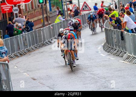 Warrington Censhire, England, Tour of Britain - Etappe 5. - 09. September 2021: Die Führer der Etappe 5 der Tour of Britain in Warrington, nachdem die ursprünglichen führenden Radfahrer an der letzten Kurve aufgrund der nassen Straßen abgestürzt waren. Der spätere Gewinner ist an dieser Stelle vierter Kredit: John Hopkins/Alamy Live News Stockfoto