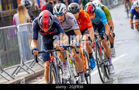 Warrington Censhire, England, Tour of Britain - Etappe 5. - 09. September 2021: Die Führer der Etappe 5 der Tour of Britain in Warrington, nachdem die ursprünglichen führenden Radfahrer an der letzten Kurve aufgrund der nassen Straßen abgestürzt waren. Der spätere Gewinner ist an dieser Stelle vierter Kredit: John Hopkins/Alamy Live News Stockfoto