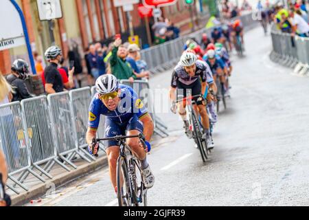 Warrington-Keshire, England, Tour of Britain - Etappe 5 - 09. September 2021: Die Führer der Etappe 5 der Tour of Britain in Warrington, nachdem die ursprünglichen führenden Radfahrer an der letzten Kurve aufgrund der nassen Straßen abgestürzt waren.Quelle: John Hopkins/Alamy Live News Stockfoto