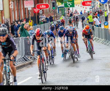 Warrington-Keshire, England, Tour of Britain - Etappe 5 - 09. September 2021: Die Führer der Etappe 5 der Tour of Britain in Warrington, nachdem die ursprünglichen führenden Radfahrer an der letzten Kurve aufgrund der nassen Straßen abgestürzt waren.Quelle: John Hopkins/Alamy Live News Stockfoto