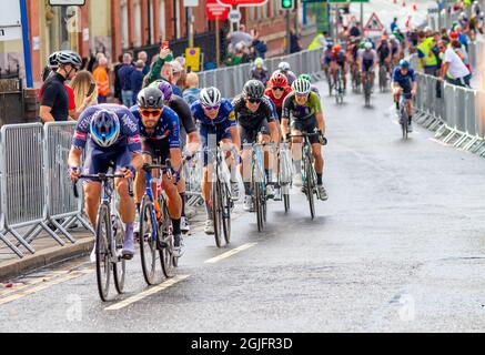Warrington-Keshire, England, Tour of Britain - Etappe 5 - 09. September 2021: Die Führer der Etappe 5 der Tour of Britain in Warrington, nachdem die ursprünglichen führenden Radfahrer an der letzten Kurve aufgrund der nassen Straßen abgestürzt waren.Quelle: John Hopkins/Alamy Live News Stockfoto