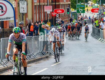 Warrington-Khéhire, England, Tour of, Großbritannien. September 2021. Aufregung in der letzten Kurve, während die führenden Radfahrer alle abfallen und lässig bis zum Ziel fahren Credit: John Hopkins/Alamy Live News Stockfoto
