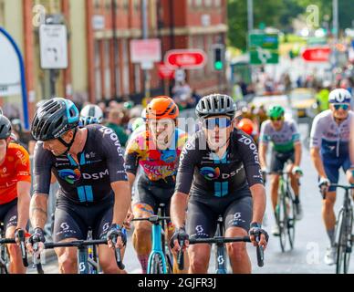 Warrington-Khéhire, England, Tour of, Großbritannien. September 2021. Aufregung in der letzten Kurve, während die führenden Radfahrer alle abfallen und lässig bis zum Ziel fahren Credit: John Hopkins/Alamy Live News Stockfoto