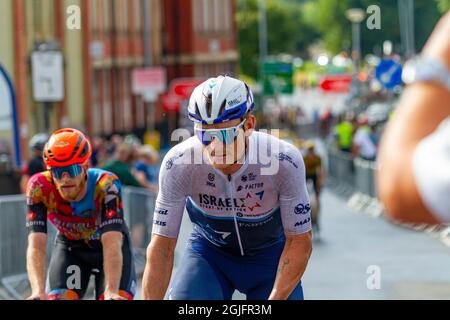 Warrington-Khéhire, England, Tour of, Großbritannien. September 2021. Aufregung in der letzten Kurve, während die führenden Radfahrer alle abfallen und lässig bis zum Ziel fahren Credit: John Hopkins/Alamy Live News Stockfoto