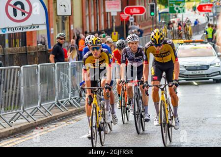 Warrington-Khéhire, England, Tour of, Großbritannien. September 2021. Aufregung in der letzten Kurve, während die führenden Radfahrer alle abfallen und lässig bis zum Ziel fahren Credit: John Hopkins/Alamy Live News Stockfoto