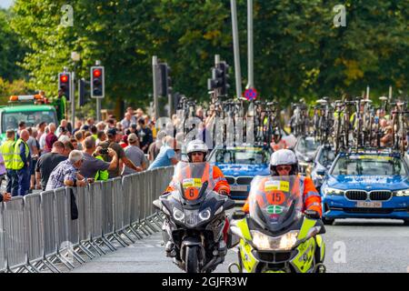 Warrington-Khéhire, England, Tour of, Großbritannien. September 2021. Aufregung in der letzten Kurve, während die führenden Radfahrer alle abfallen Credit: John Hopkins/Alamy Live News Stockfoto