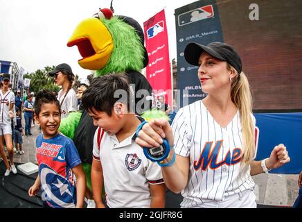 Aspekte des Fan-Fests der Major Leagues von Besbol im Monumental Plaza von Monterrey Nuevo Leon, vor der Serie in Mexiko mit dem Dodgers-Spiel von Los Angeles gegen San Diego Padres im Sultans Stadium statt. Mai 4, 2018 Aspectos del Fan fest de las Ligas Mayores del Besbol realizado en la plaza Monumental de Monterrey Nuevo Leon, previo a la Serie en Mexico con el partido de Dodgers de Los Angeles contra Padres de San Diego a realizarse en Estadio de los Sultanes. 4 de Mayo 2018 Previo al partido de los Dodgers de Los Angeles vs Padres de San Diego, durant Stockfoto