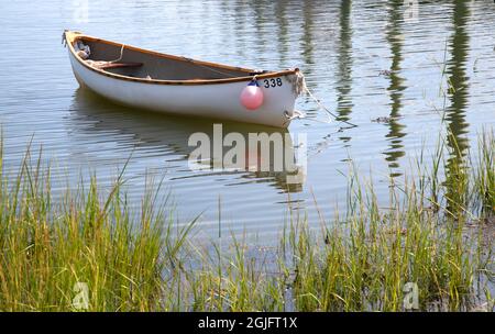 Eine festgetäute Dory in Allens Harbour, in Harwich, Massachusetts, am Cape Cod, USA Stockfoto