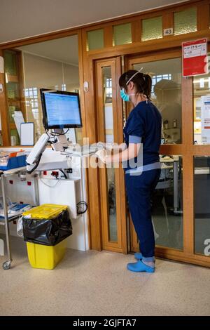 Medizinisches Personal, das die Patienten auf der Intensivstation des Krankenhauses Lüttich überwacht, die stark von Covid 19 betroffen ist. Lüttich, Belgien. Stockfoto