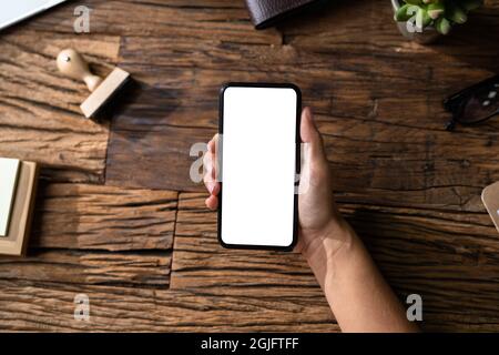 Mobiltelefon mit Frauenhand und leerem Bildschirm Stockfoto