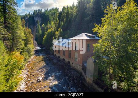 Ein kleines verlassene Wasserkraftwerk am Sullivan Creek in der Nähe der MetaLine Falls, Washington, USA. Stockfoto
