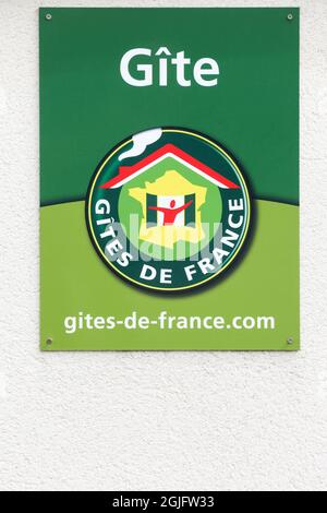 Guereins, Frankreich - 31. Juli 2021: Gites de France Schild an einer Wand. Gites de France ist ein Ferienhaus in Frankreich zur Miete Stockfoto