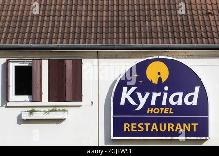 Macon, Frankreich - 15. März 2020: Kyriad Hotel-Logo an einer Wand. Kyriad ist eine Hotelkette in Frankreich und gehört zur Louvre Hotelgruppe Stockfoto