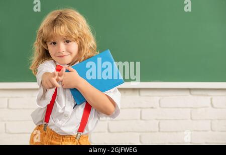 Happy teen junge im Klassenzimmer. Zurück zur Schule. Wissenstag. Konzept der Bildung. Stockfoto